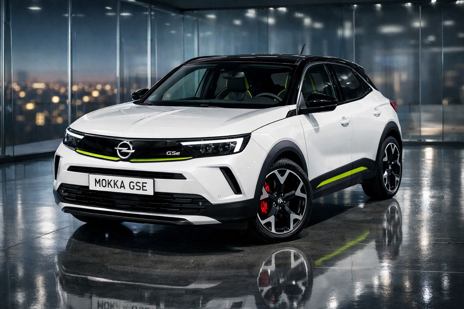 SUV branco Opel Mokka GSE com detalhes verdes e teto preto estacionado em ambiente interno moderno.