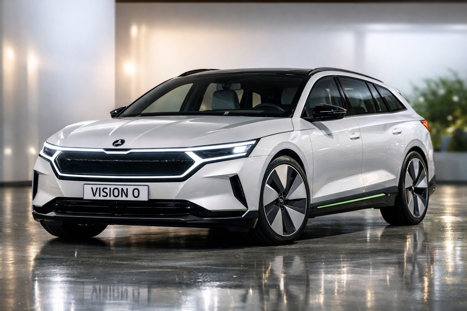 Carro elétrico branco Skoda Vision 0 estacionado em piso brilhante com fundo desfocado.