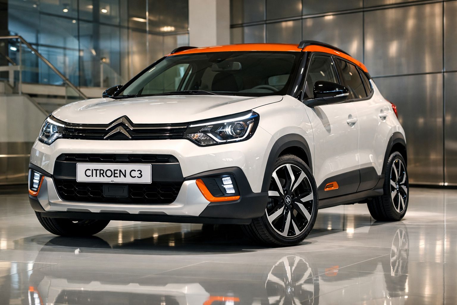 Carro Citroën C3 branco com teto e detalhes em laranja em ambiente interno moderno e iluminado.