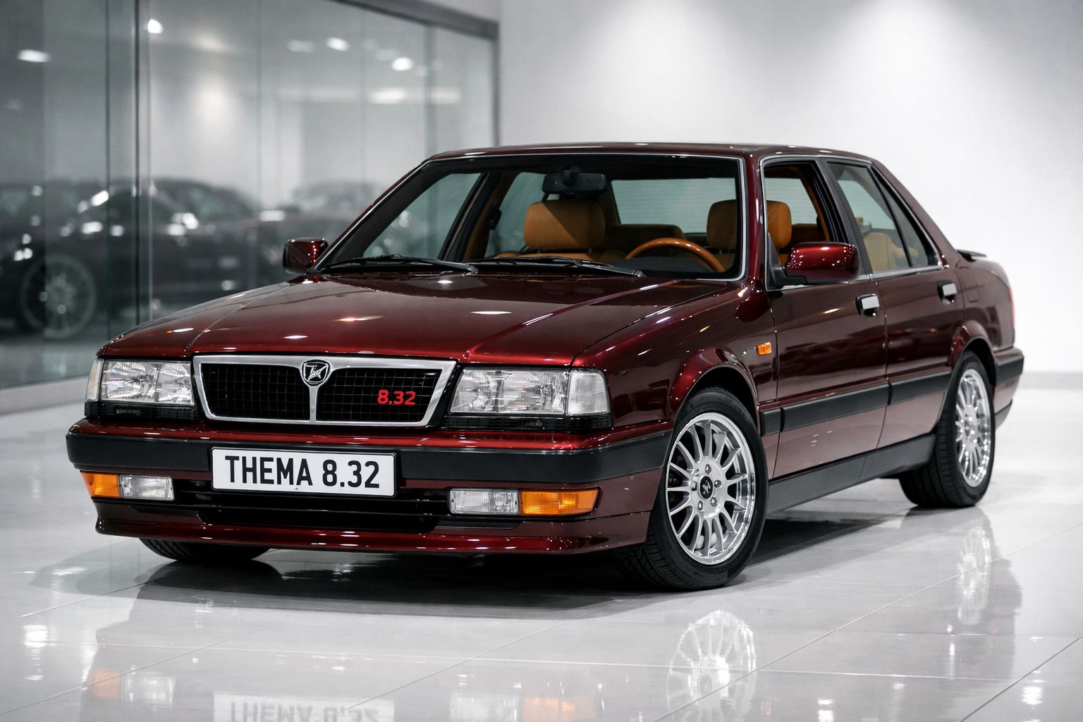 Carro sedan clássico Fiat Thema 8.32 vermelho vinho com interior bege em showroom moderno.
